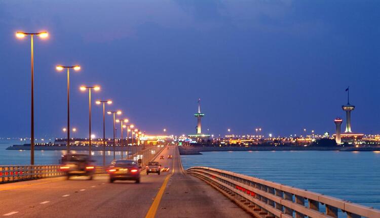 Saudi Arabia, Bahrain Allow Taxis Across King Fahd Causeway